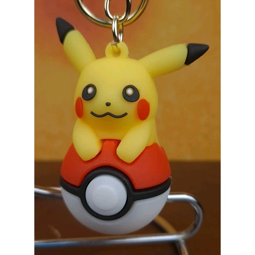 Pokemon Pokeball Keychain‎ Pikachu Riding Pokeball 3D PVC